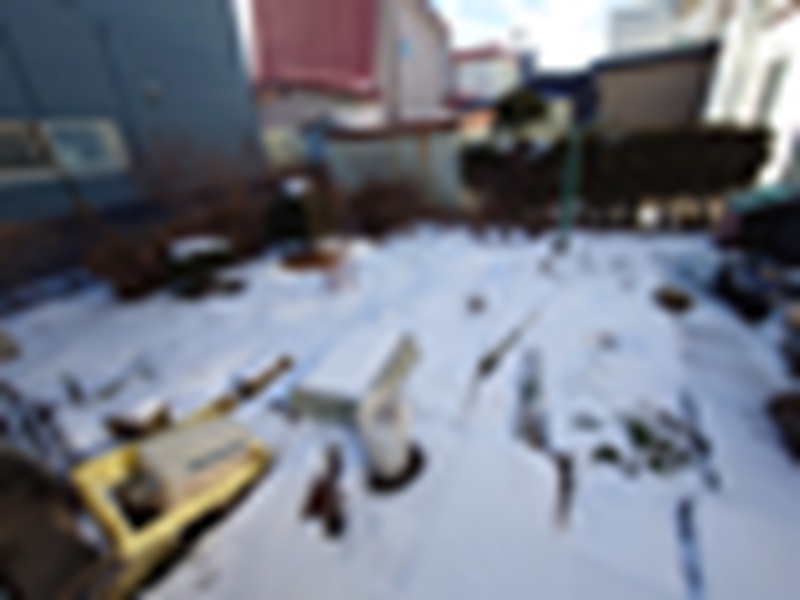 敷地内の不要なものも、そのままで構いません。冬の北海道、外の片付けなんてムリゲーです(笑)